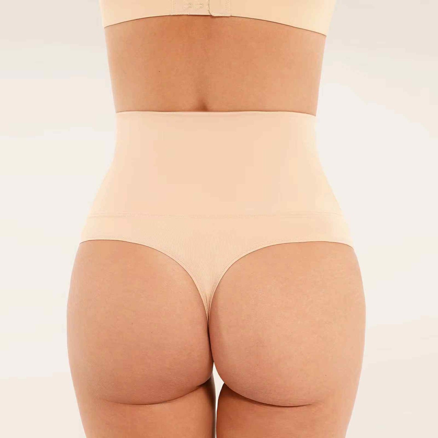 Magasderekú formáló tanga bugyi – Láthatatlan hatás, magabiztos vonalak